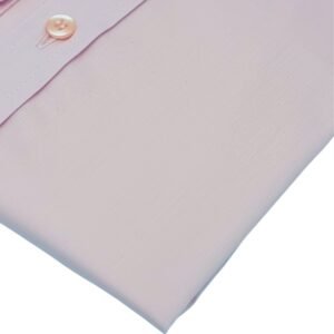 Close do tecido rosa liso em fio egípcio com elastano da camisa social italiana, mostrando textura e acabamento.