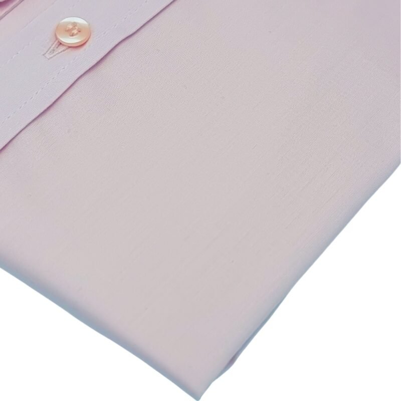 Close do tecido rosa liso em fio egípcio com elastano da camisa social italiana, mostrando textura e acabamento.