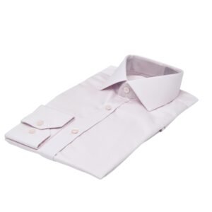 Camisa social rosa lisa italiana em fio egípcio com elastano apresentada em vista diagonal destacando gola e punho.