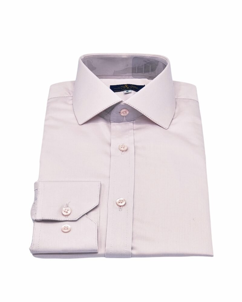 Camisa social rosa lisa italiana em fio egípcio com elastano exibida em vista frontal com gola e punho à mostra.