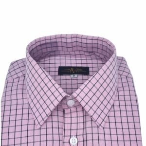 Close na gola da camisa rosa xadrez 100% algodão casual com etiqueta da marca visível na parte interna.