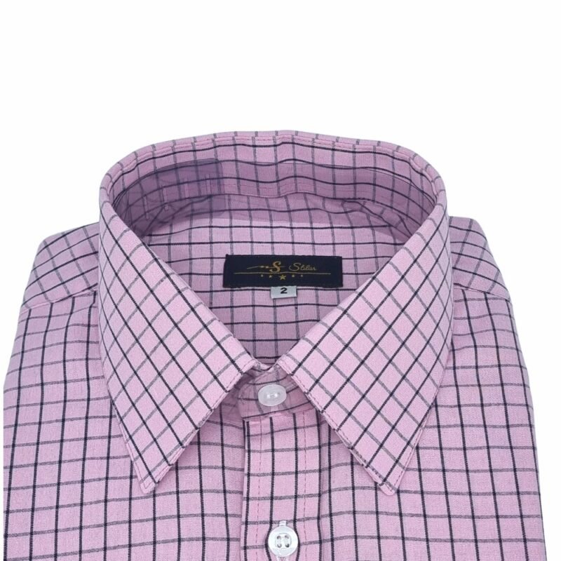 Close na gola da camisa rosa xadrez 100% algodão casual com etiqueta da marca visível na parte interna.
