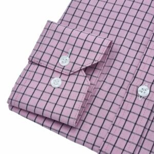 Close no punho da camisa rosa xadrez 100% algodão casual com botões claros e padrão xadrez bem definido.