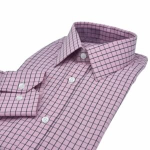 Camisa rosa xadrez 100% algodão casual dobrada em visão diagonal mostrando gola, frente e punho alinhados