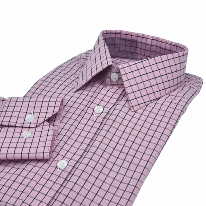Camisa rosa xadrez 100% algodão casual dobrada em visão diagonal mostrando gola, frente e punho alinhados