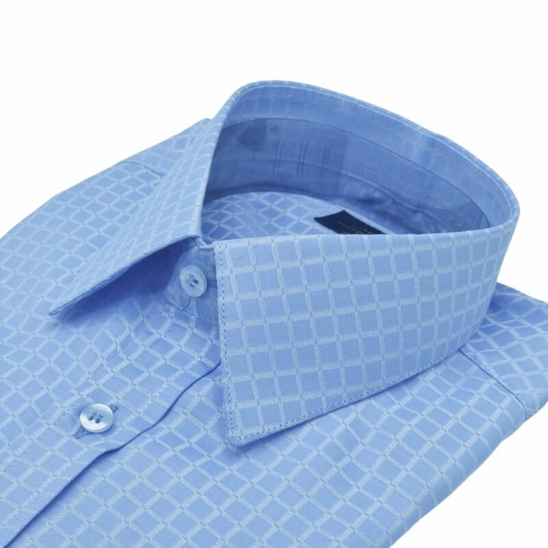 Close da gola francesa rígida da camisa social azul claro xadrez, destacando a estrutura do colarinho.