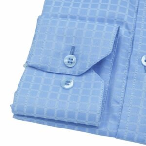 Detalhe do punho com botão de regulagem da camisa social azul claro xadrez passa fácil.