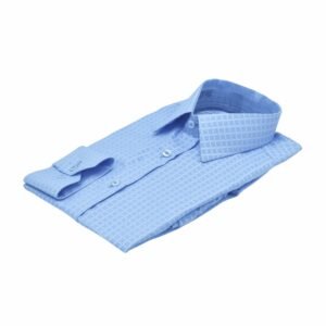 Camisa social azul claro xadrez semi slim dobrada, destacando a textura do tecido passa fácil e a padronagem xadrez.