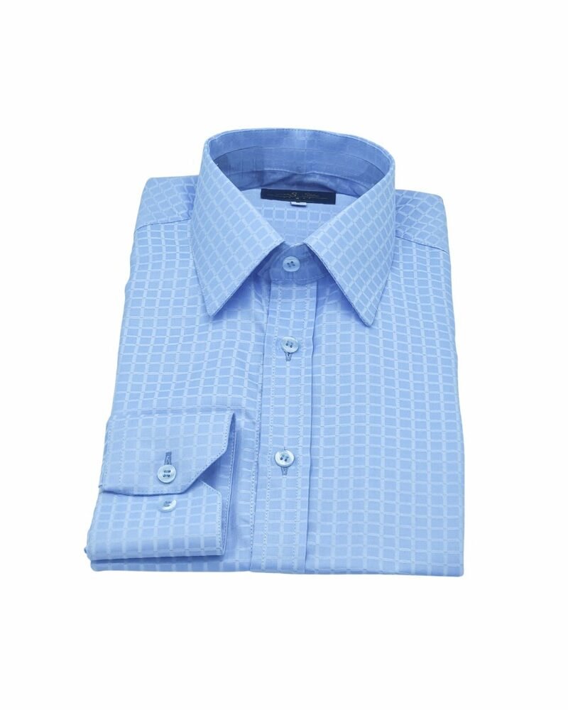 Camisa social azul claro xadrez semi slim dobrada, vista de frente sobre fundo branco.