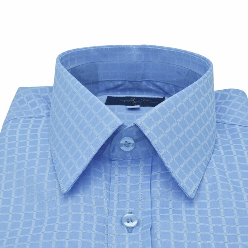 Parte frontal da camisa social azul claro xadrez semi slim dobrada, mostrando gola e abotoamento sobre fundo branco.