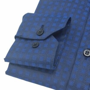 Close do punho da camisa social azul escuro com dois botões, destacando o acabamento sofisticado do tecido texturizado.