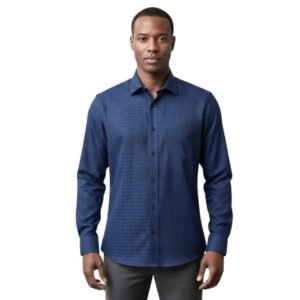 Modelo veste camisa social azul escuro com gola rígida em modelagem semi slim em vista frontal elegante.