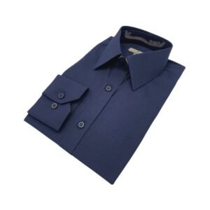 Camisa social azul marinho lisa com gola francesa dobrada sobre fundo branco, em vista frontal, mostrando colarinho e punhos.