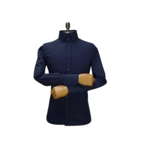 Camisa social azul marinho lisa com gola francesa semi slim em manequim, vista frontal com braços cruzados, em tecido passa fácil.