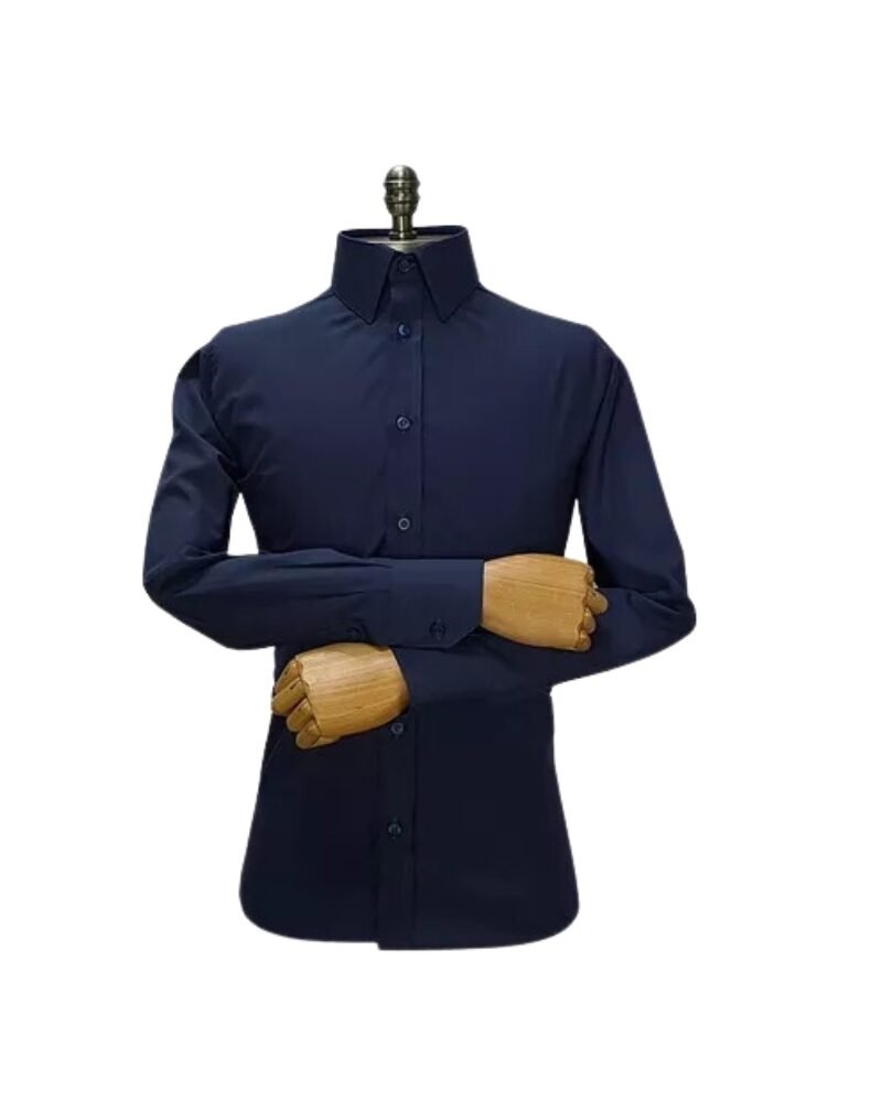 Camisa social azul marinho lisa com gola francesa semi slim em manequim, vista frontal com braços cruzados, em tecido passa fácil.