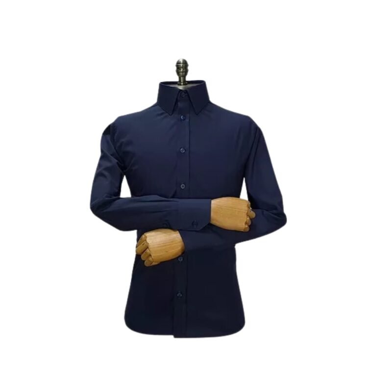 Camisa social azul marinho lisa com gola francesa semi slim em manequim, vista frontal com braços cruzados, em tecido passa fácil.