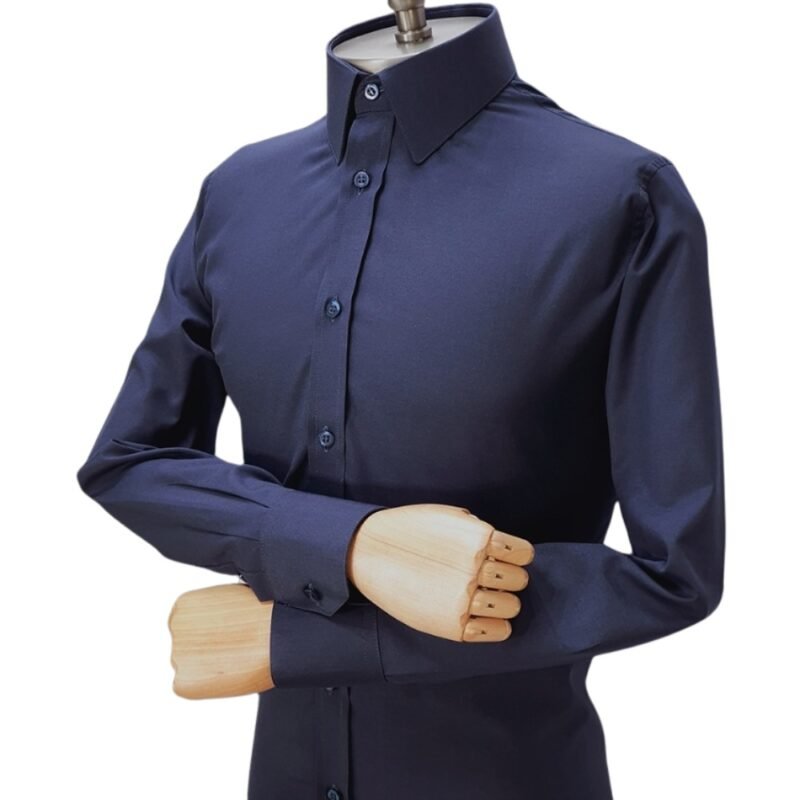 Vista lateral da camisa social azul marinho lisa com gola francesa semi slim em manequim, destacando o caimento nas mangas.