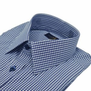 Detalhe da gola francesa estruturada da camisa social azul padronagem xadrez, reforçando presença e elegância.