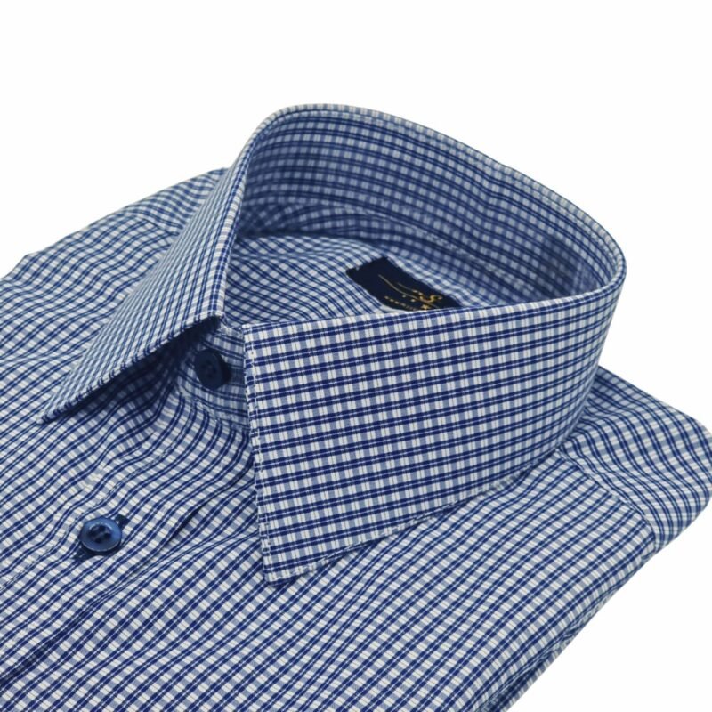 Detalhe da gola francesa estruturada da camisa social azul padronagem xadrez, reforçando presença e elegância.