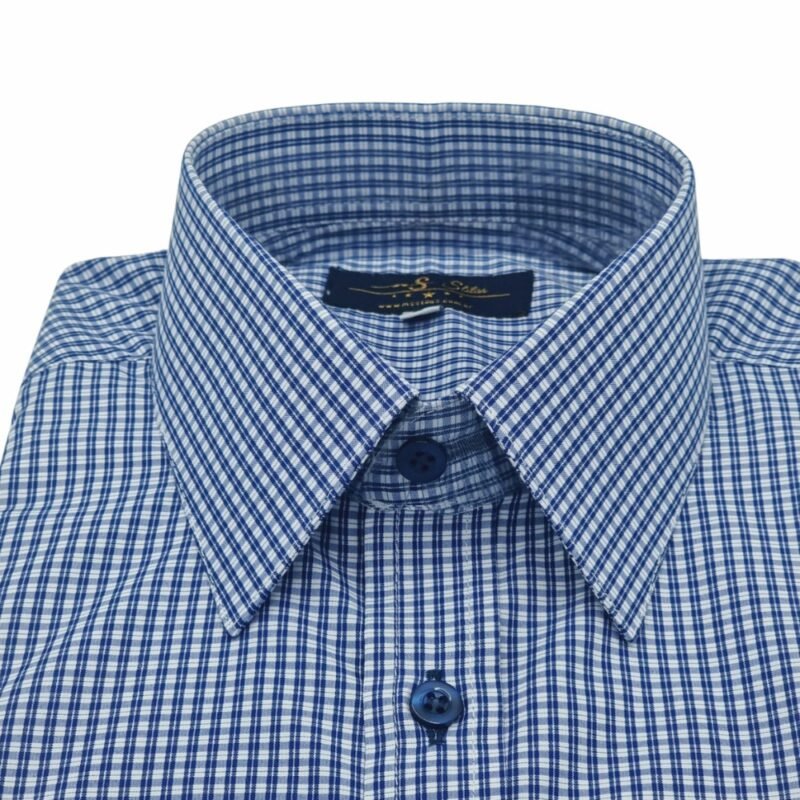 Camisa social azul padronagem xadrez semi slim com gola francesa em destaque em enquadramento frontal, ideal para looks corporativos elegantes.