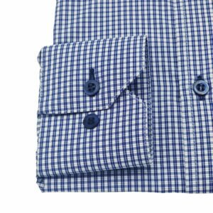 Detalhe do punho da camisa social azul padronagem xadrez com botões azuis e acabamento refinado.
