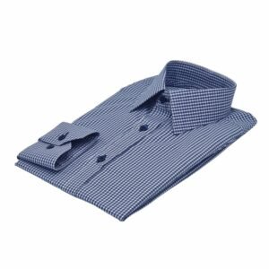 Camisa social azul padronagem xadrez semi slim dobrada em visão diagonal, evidenciando caimento e estrutura da peça.