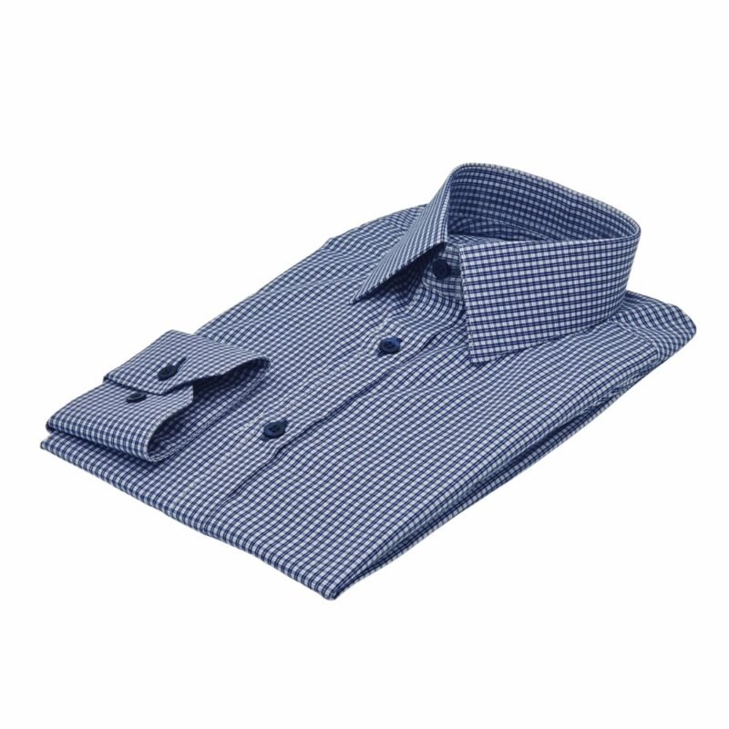 Camisa social azul padronagem xadrez semi slim dobrada em visão diagonal, evidenciando caimento e estrutura da peça.