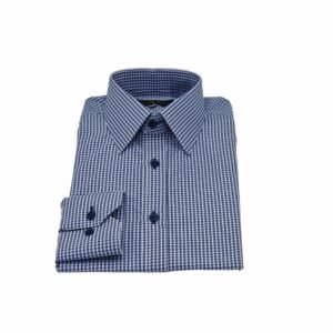 Camisa social azul padronagem xadrez semi slim dobrada em visão frontal, com gola e punho destacados.