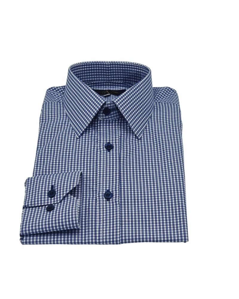 Camisa social azul padronagem xadrez semi slim dobrada em visão frontal, com gola e punho destacados.