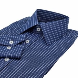 Close frontal da gola francesa da camisa social azul xadrez branco mostrando a textura do tecido.