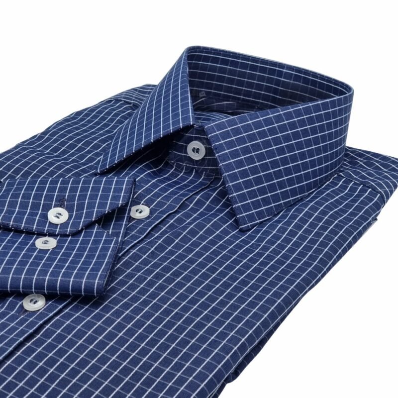 Close frontal da gola francesa da camisa social azul xadrez branco mostrando a textura do tecido.