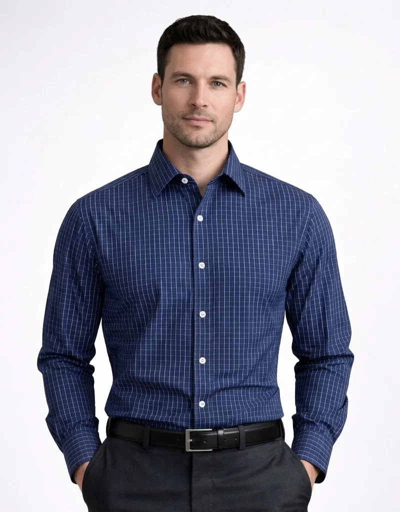 Modelo veste camisa social azul xadrez branco em tecido algodão passa fácil semi slim.