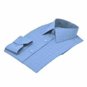 Camisa social azul com padronagem xadrez larga dobrada inteira sobre superfície clara em visual sofisticado.