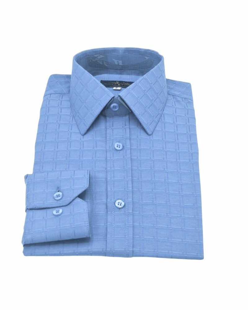 Camisa social azul com padronagem xadrez larga dobrada em vista frontal, modelagem italiana semi slim elegante.
