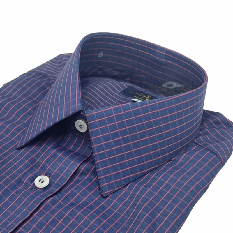 Close na gola francesa estruturada da camisa social azul xadrez vermelho com padrão xadrez fino.