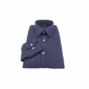 Camisa social azul xadrez vermelho dobrada com punho e gola francesa alinhados sobre fundo branco.