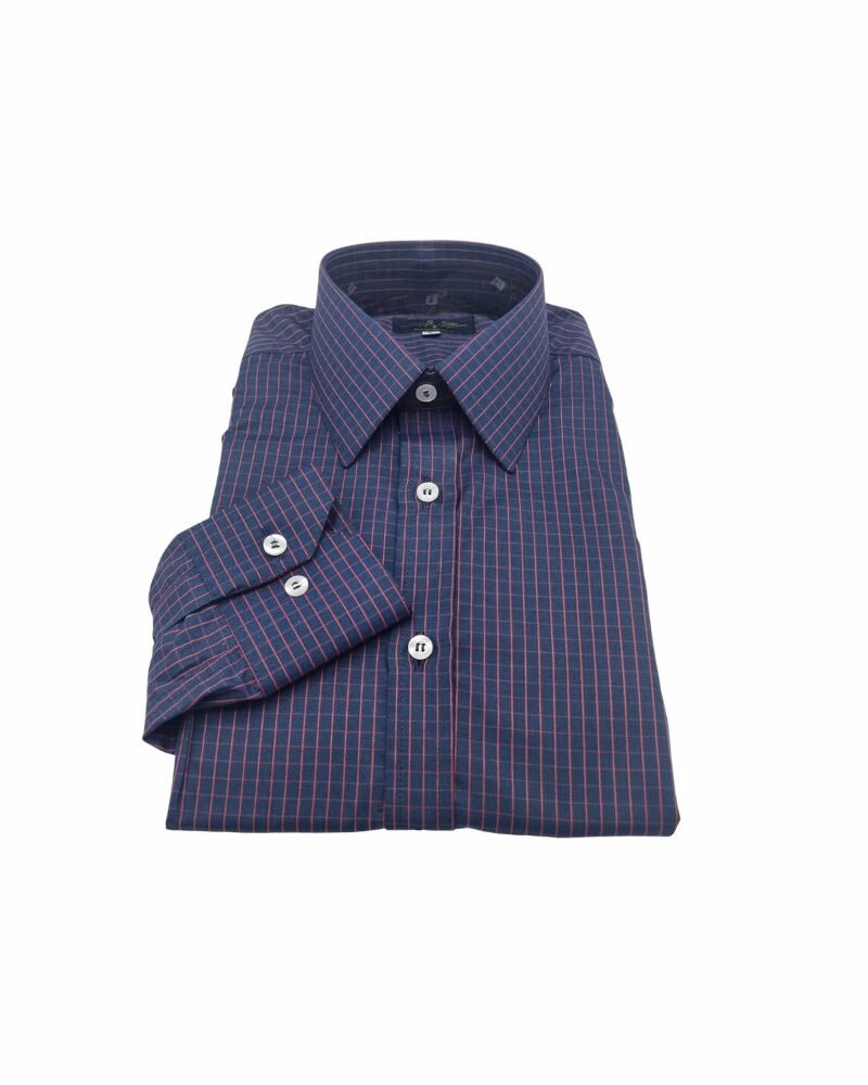 Camisa social azul xadrez vermelho dobrada com punho e gola francesa alinhados sobre fundo branco.