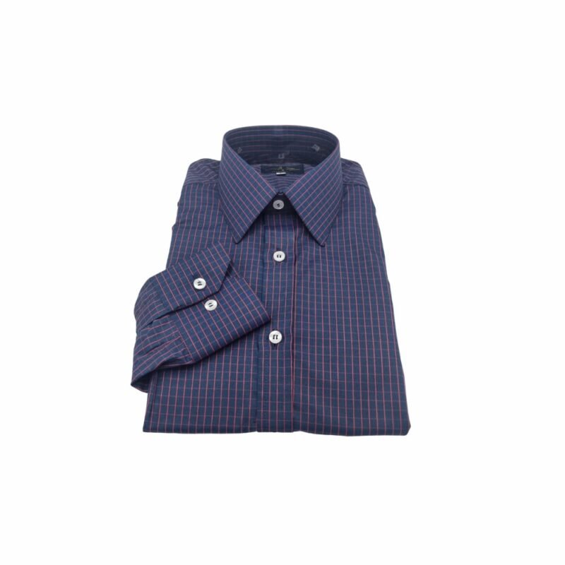 Camisa social azul xadrez vermelho dobrada com punho e gola francesa alinhados sobre fundo branco.