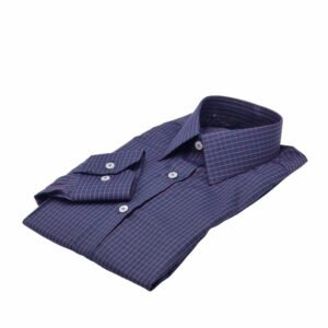 Camisa social azul xadrez vermelho dobrada vista em ângulo diagonal sobre fundo branco.