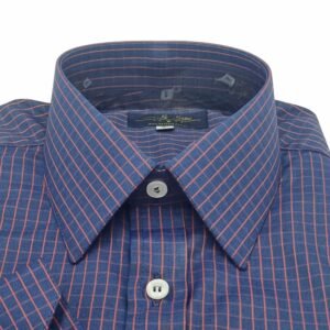 Enquadramento frontal da camisa social azul xadrez vermelho com gola francesa fechada e botões aparentes.