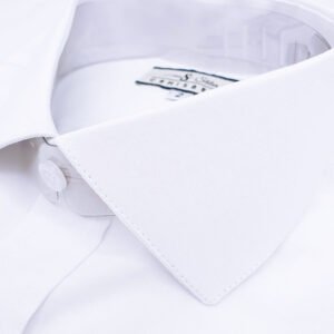 Close da gola italiana rígida de camisa social branca sulfite, mostrando estrutura e acabamento do colarinho.