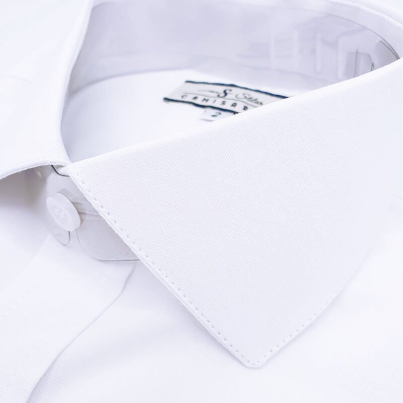 Close da gola italiana rígida de camisa social branca sulfite, mostrando estrutura e acabamento do colarinho.