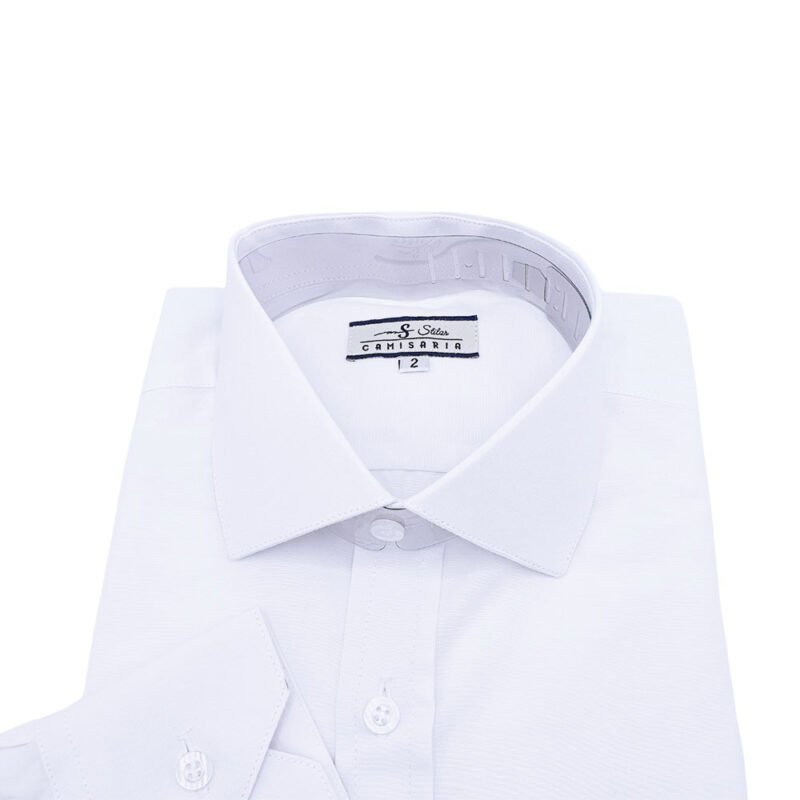 Parte superior de camisa social branca sulfite italiana dobrada, destacando tecido liso, colarinho e punho com botões.