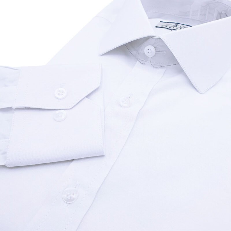 Camisa social branca sulfite italiana dobrada em vista frontal com punho e botões em destaque sobre fundo neutro.