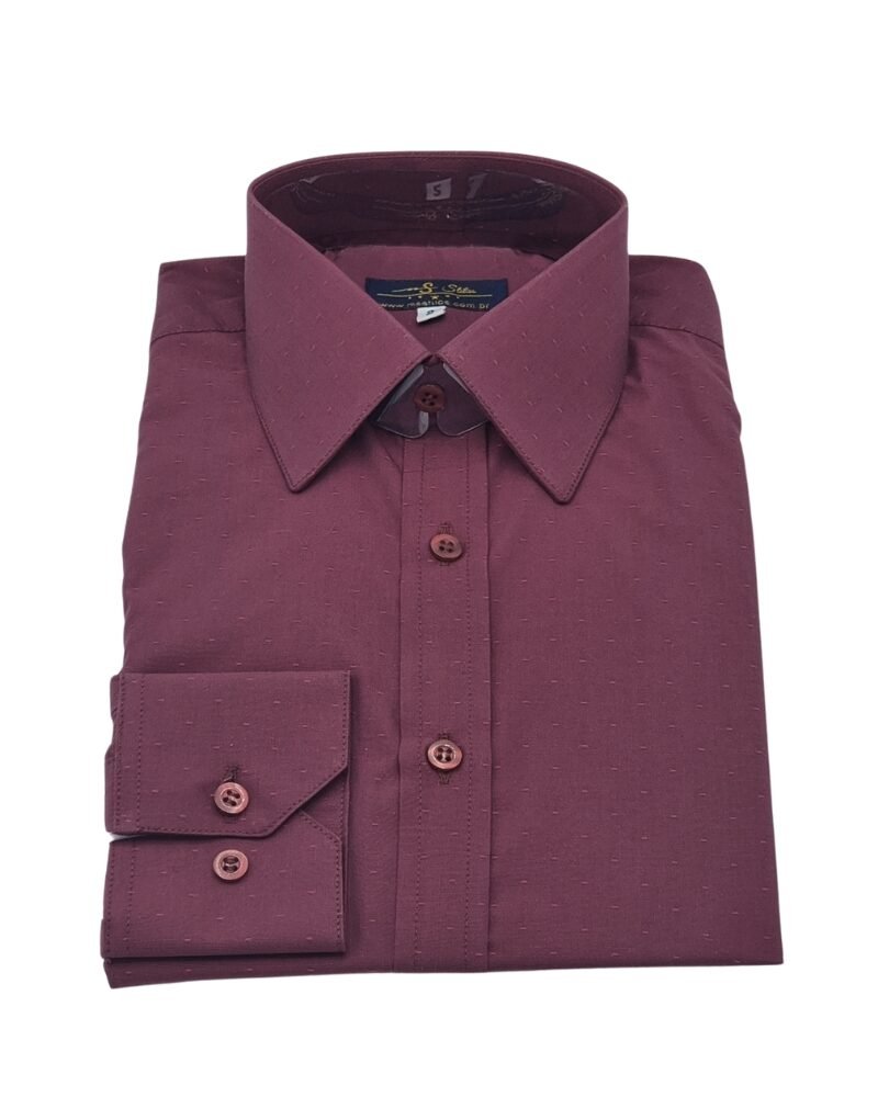 Camisa social francesa bordô dobrada e exibida inteira de frente sobre fundo branco.