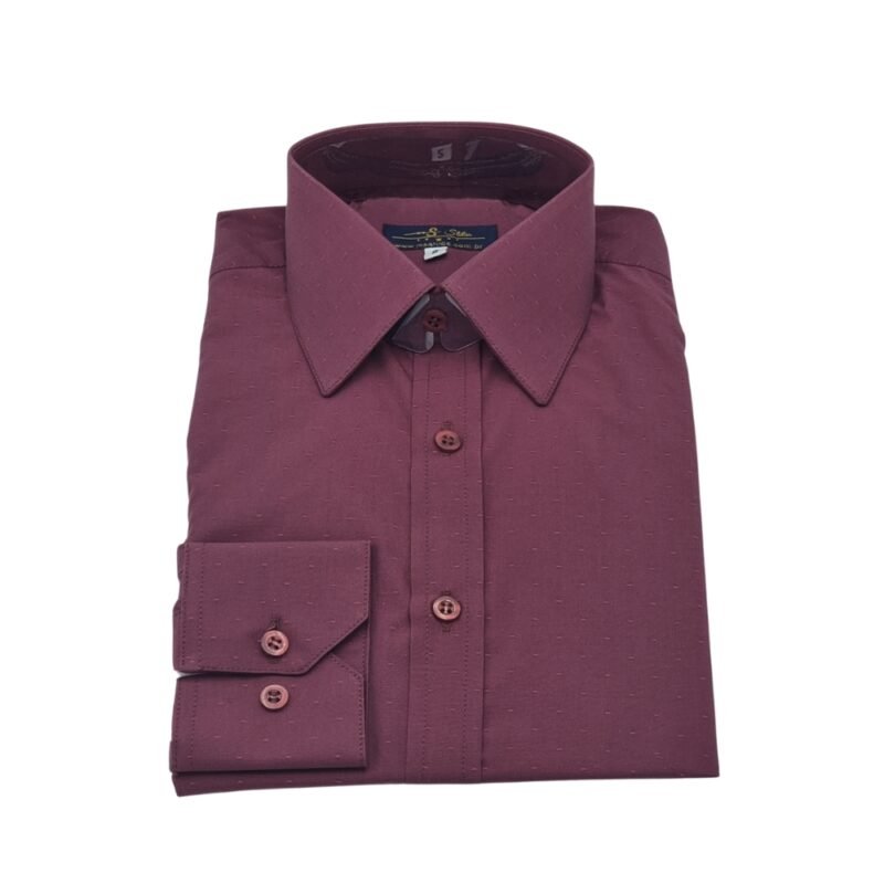 Camisa social francesa bordô dobrada e exibida inteira de frente sobre fundo branco.