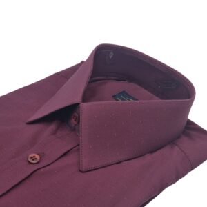 Close da gola francesa bordô com textura discreta do tecido da camisa social.