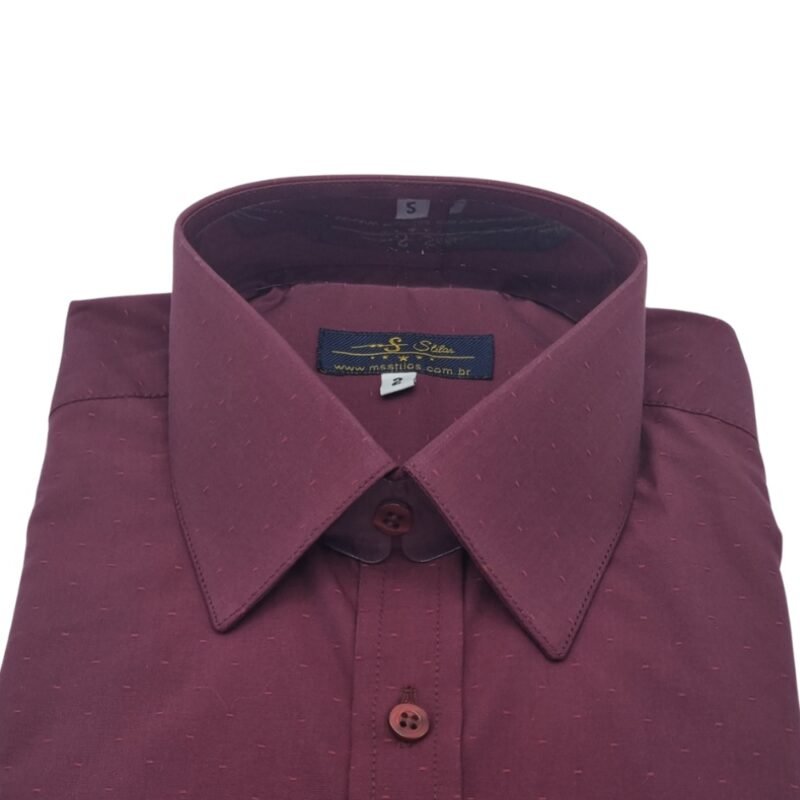 Vista frontal da gola francesa da camisa social bordô com etiqueta interna em destaque.