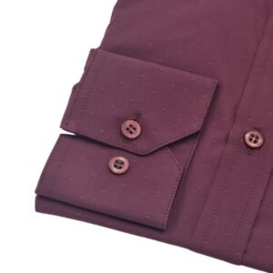 Detalhe do punho com botões e da textura discreta do tecido bordô da camisa social francesa.
