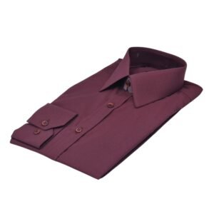 Camisa social francesa bordô dobrada em vista diagonal destacando gola e punho.